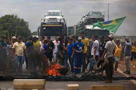 Após derrota de Bolsonaro, país tem 63 bloqueios em rodovias