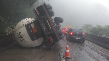 Chuva e bolsões d água causam problemas no trânsito do Rio