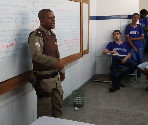 Policial Militar bonfinense ministra palestra em escola de Simões Filho
