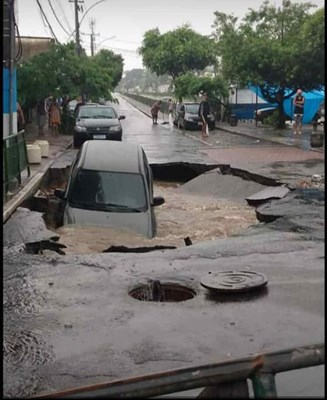 Cratera aberta após chuva engole carro em rua da Zona Norte do Rio