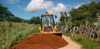 Prefeitura de Jaguarari recupera estrada que liga às localidades de Queimada Dos Angicos...
