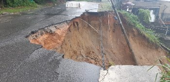 Casas desabam e cratera se abre em estrada após chuva forte em Mangaratiba, RJ