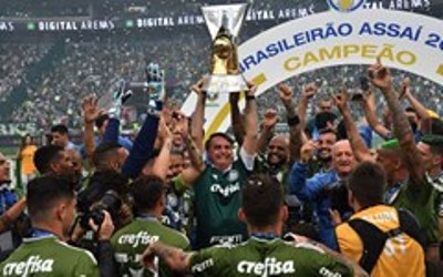 Jair Bolsonaro assiste a jogo do Palmeiras no estádio do clube em SP
