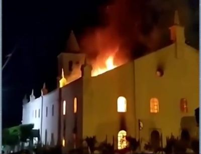 Igreja Católica de Monte Santo pegou fogo na madrugada de sábado (20)