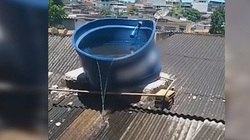 Calor derrete caixa d’água na zona oeste do Rio de Janeiro