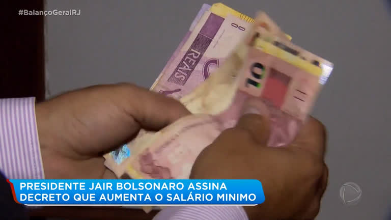 Jair Bolsonaro assina decreto que aumenta salário mínimo